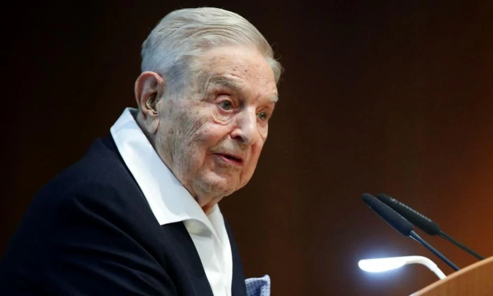 Σόρος: Αναβάθμισε την “κεφαλή” εταιρείας που κατηγορείται για “εκλογική απάτη” στις ΗΠΑ